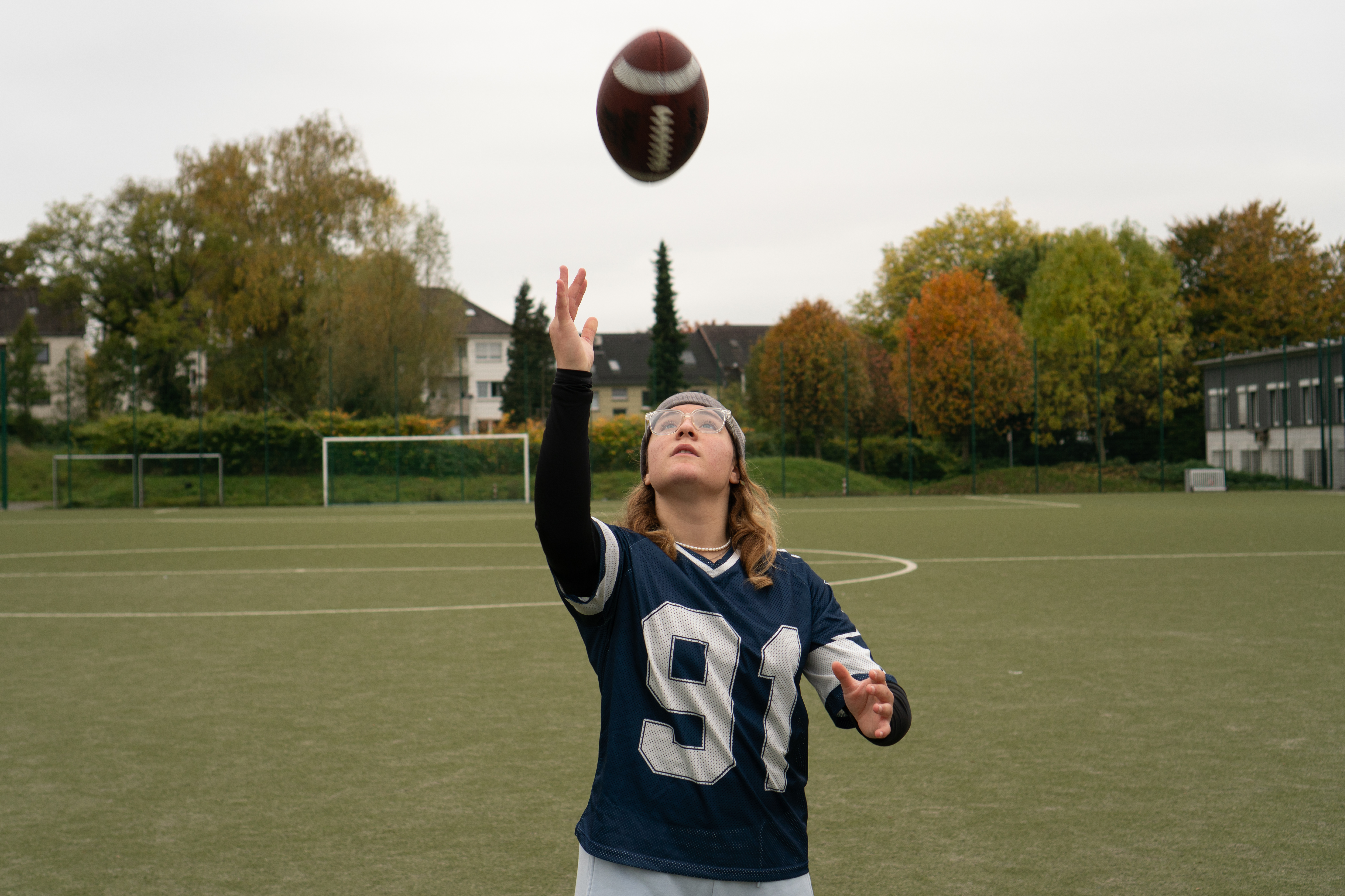 Ein Mädchen fängt einen Football