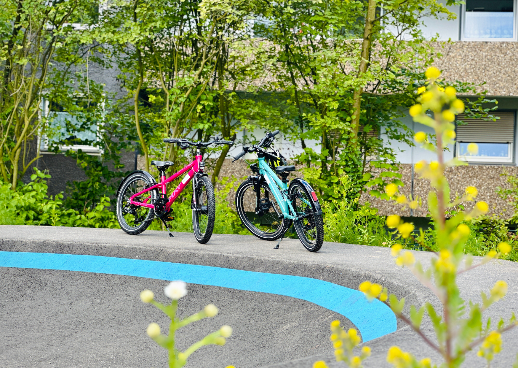 Fahrräder auf dem Pumptrack am RadHügel