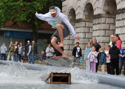 Ein Mann beim Skimboarden auf dem Rathausmarkt in Müllheim. 