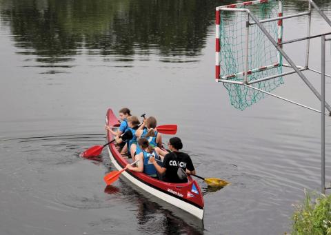 Eine Gruppe von Kids rudert auf der Ruhr.