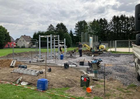 Die Baustelle des Outdoorgyms Wenderfeld ist abgebildet.