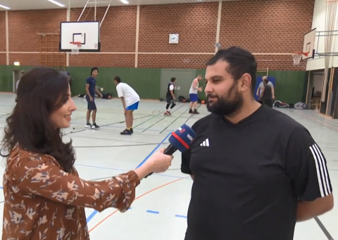 Eine Interviewsituation bei "Midnight Sport" ist abgebildet.