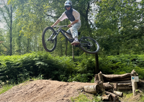 Ein MTB-Fahrer im Sprung