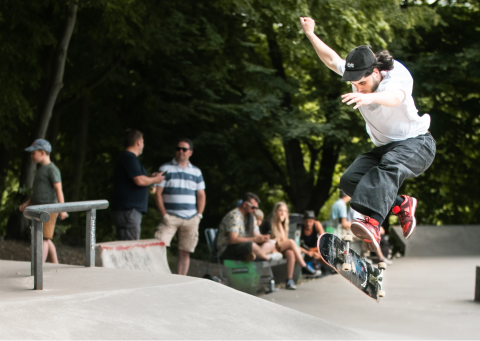 Ein Skater macht einen Trick auf der Skateanlage Südstraße