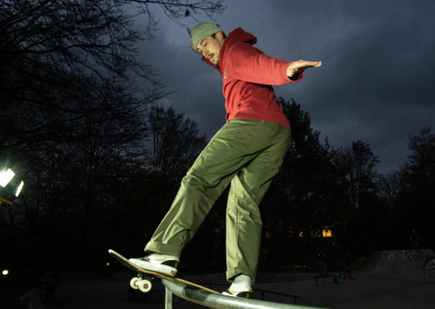 Ein Skater auf einer Rail