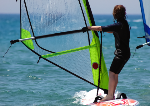 Ein Jugendlicher betreibt Windsurfen.