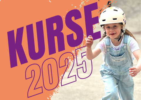 Auf dem Foto ist der Schriftzug "Kurse 2025" abgebildet und orange hinterlegt. Rechts im Bild ist ein ca. 8-jähriges Mädchen, das skatet. 