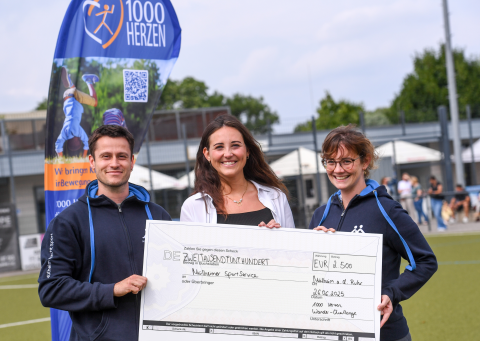 Das Foto zeigt die symbolische Scheckübergabe der Contilia Sozialinitiative 1000 Herzen Wander-Challege an TrendSport Mülheim. 
