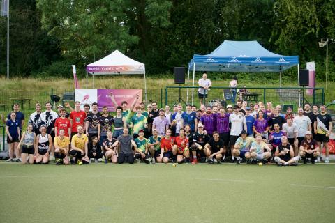 Auf dem Gruppenfoto sind die 32 Teams des Roundnet-Turniers "Roundnet Rumble Ruhr" abgelichtet. 