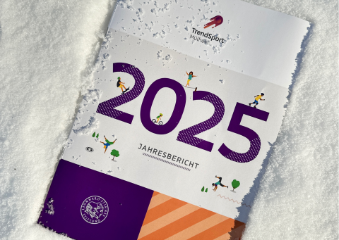 Das Foto zeigt den Jahresbericht von TrendSport Mülheim, der im Schnee liegt.