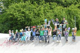 Gruppenfoto vom Skateboardkurs im Skatepark Südstraße